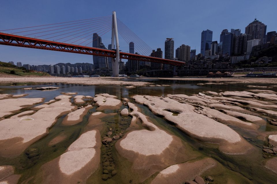 Sông cạn trơ đáy vì hạn hán nghiêm trọng ở Trung Quốc